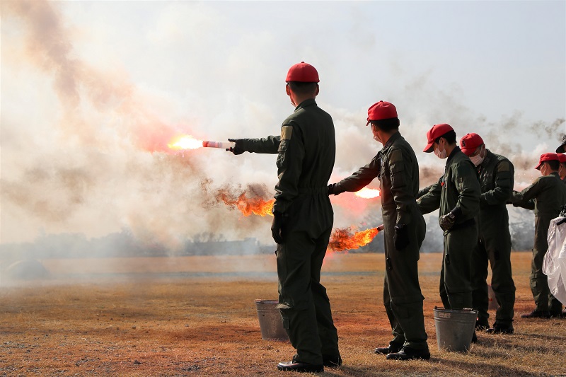 発煙筒を焚く隊員の画像