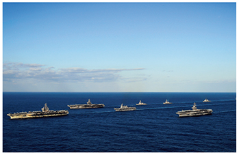 17（平成29）年11月12日、西太平洋で海自護衛艦と共同訓練を行う米空母「ロナルド・レーガン」、「セオドア・ルーズベルト」及び「ニミッツ」【米海軍提供】