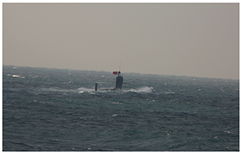 尖閣諸島の接続水域を航行したシャン級潜水艦（公海で中国国旗を掲揚 18（平成30）年1月）