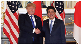 日米首脳会談においてトランプ米大統領と握手を交わす安倍内閣総理大臣（17（平成29）年11月）【内閣広報室提供】