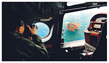 東シナ海海洋プラットフォーム周辺における警戒監視（海自P-3C哨戒機内から撮影）