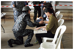 「コブラ・ゴールド」における在外邦人等の保護措置訓練において確認業務中の空自隊員（タイ）（18（平成30）年2月）