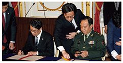 「日中防衛当局間の海空連絡メカニズム」に関する覚書の署名の様子（18（平成30）年5月）