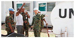 エチオピア歩兵大隊宿営地において生活環境調査を実施するUNMISS司令部要員（兵站幕僚）