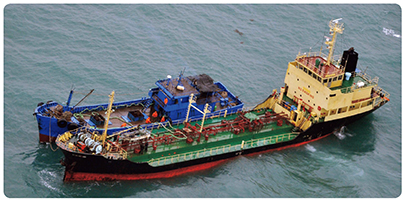 北朝鮮関連船舶の違法な洋上での物資の積替え（いわゆる「瀬取り」）と疑われる行為の様子（18（平成30）年1月以降、複数回確認）