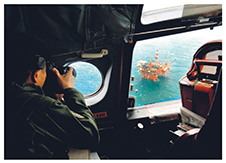 東シナ海海洋プラットフォーム周辺における警戒監視（海自P－3C哨戒機内から撮影）