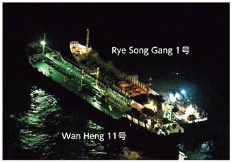 東シナ海公海上において警戒監視中の海自哨戒機が確認した「瀬取り」に従事していると強く疑われる北朝鮮関連船舶（右）（18（平成30）年2月）