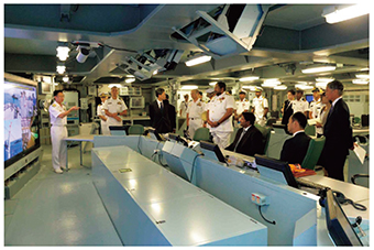 護衛艦「いずも」艦内において説明を受けるスリランカ国防担当国務大臣一行