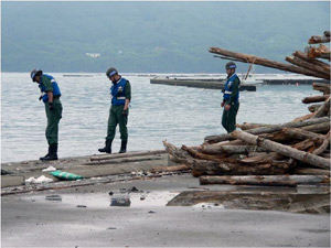 岩手県山田漁港の沿岸を巡察する空自隊員