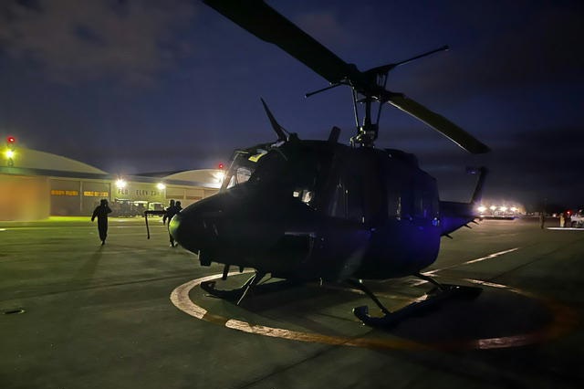 映像伝送等のため、霞目を離陸する東北方面航空隊ヘリコプター