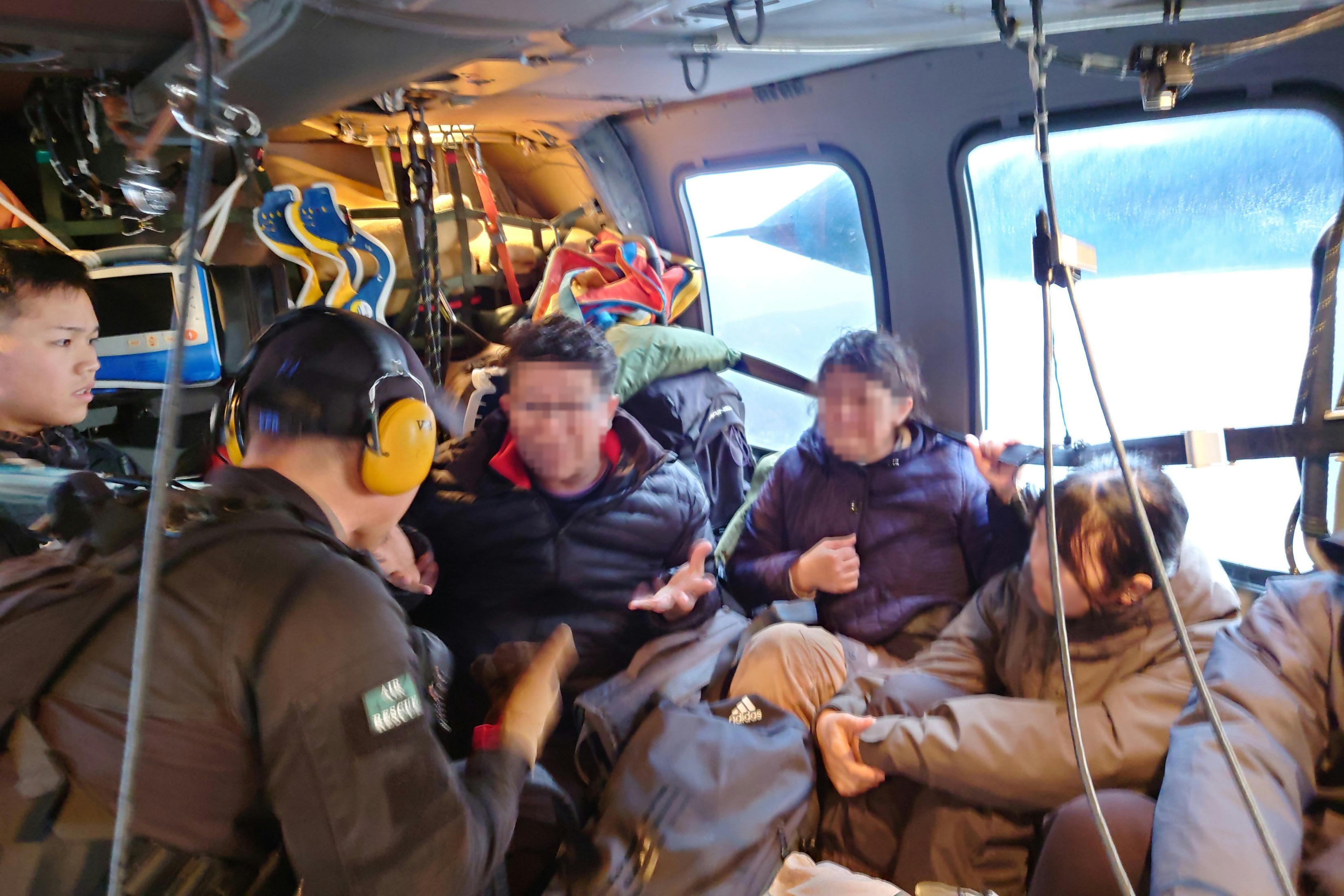 SOS表記のある孤立地域からの移送を行う小松救難隊