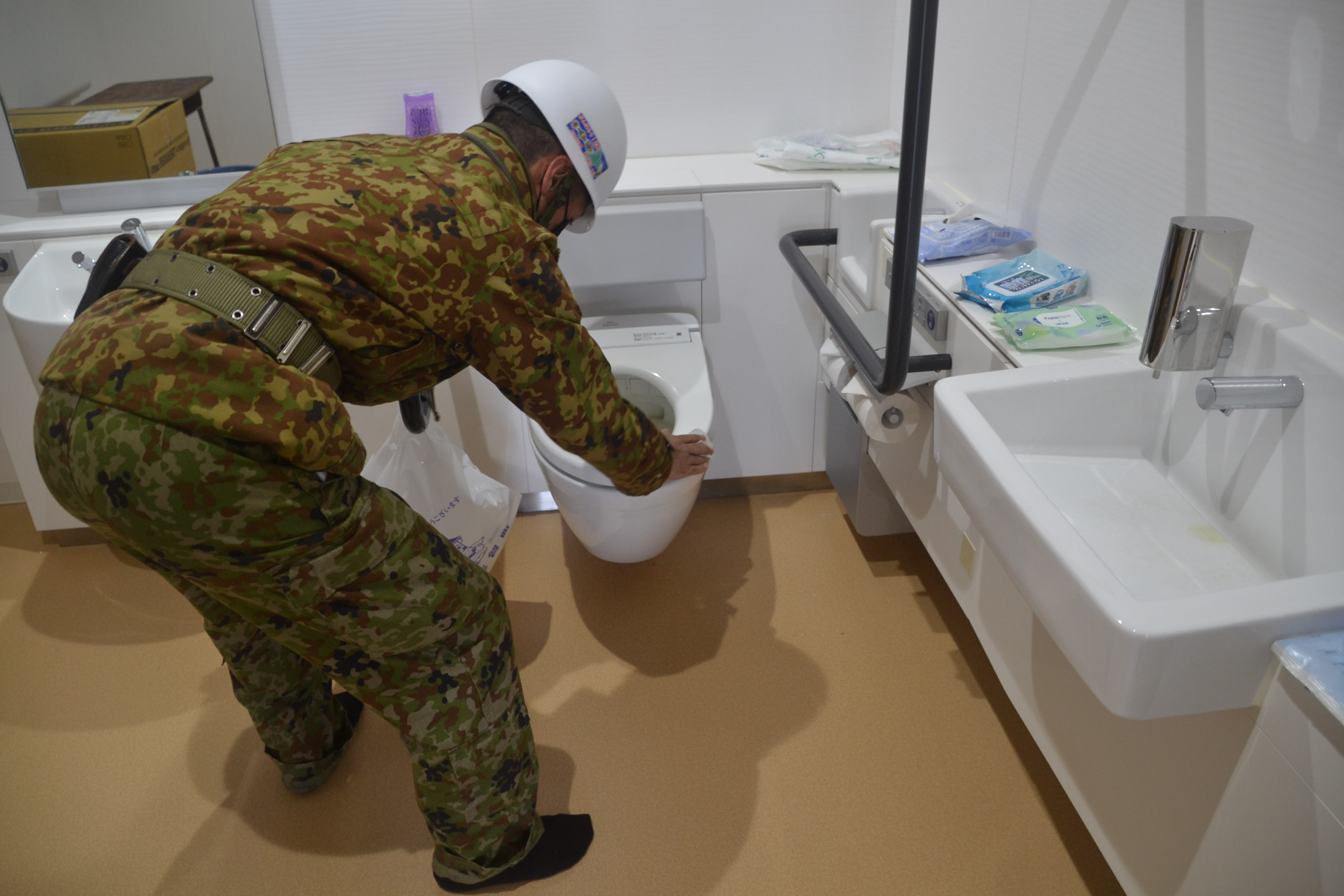 熊野交流センターにおけるトイレ清掃（北部方面後方支援隊）
