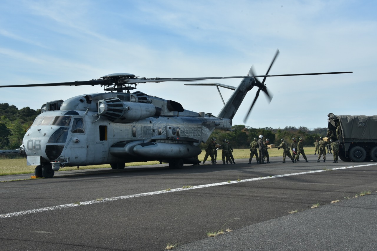 第３海兵遠征軍のCH-５３に救援物資を積載する様子