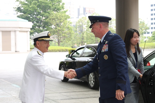ドーラン在日米軍司令官を出迎える河野統幕長