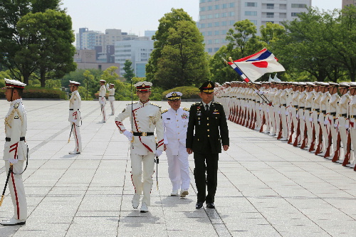 儀じょう隊を巡閲するスリワン タイ王国国軍司令官