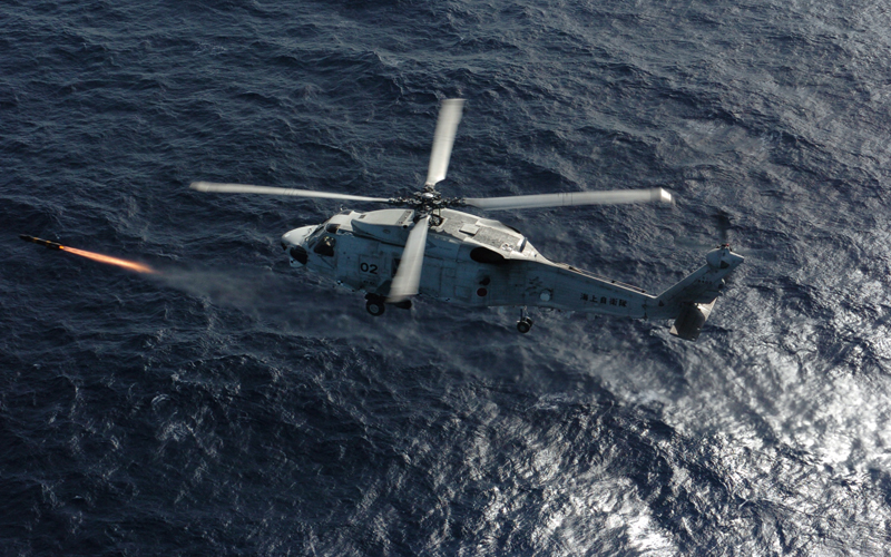 対艦ミサイルを発射する哨戒ヘリコプター