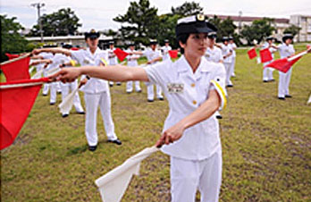「手旗信号」を演練する女性隊員