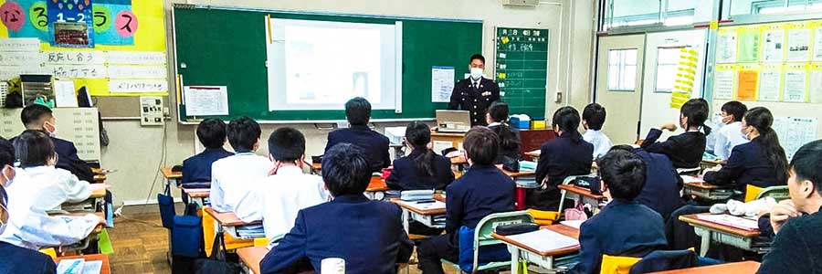 女性も活躍する自衛隊に興味　吉原第一中学校職業講話