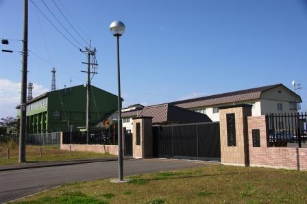 基地正面玄関　width=