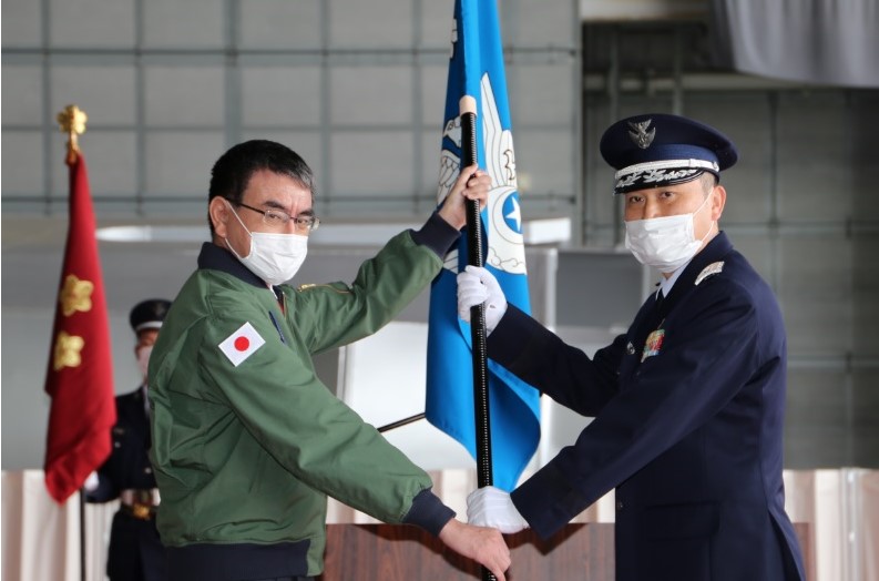 河野防衛大臣より旗の授与