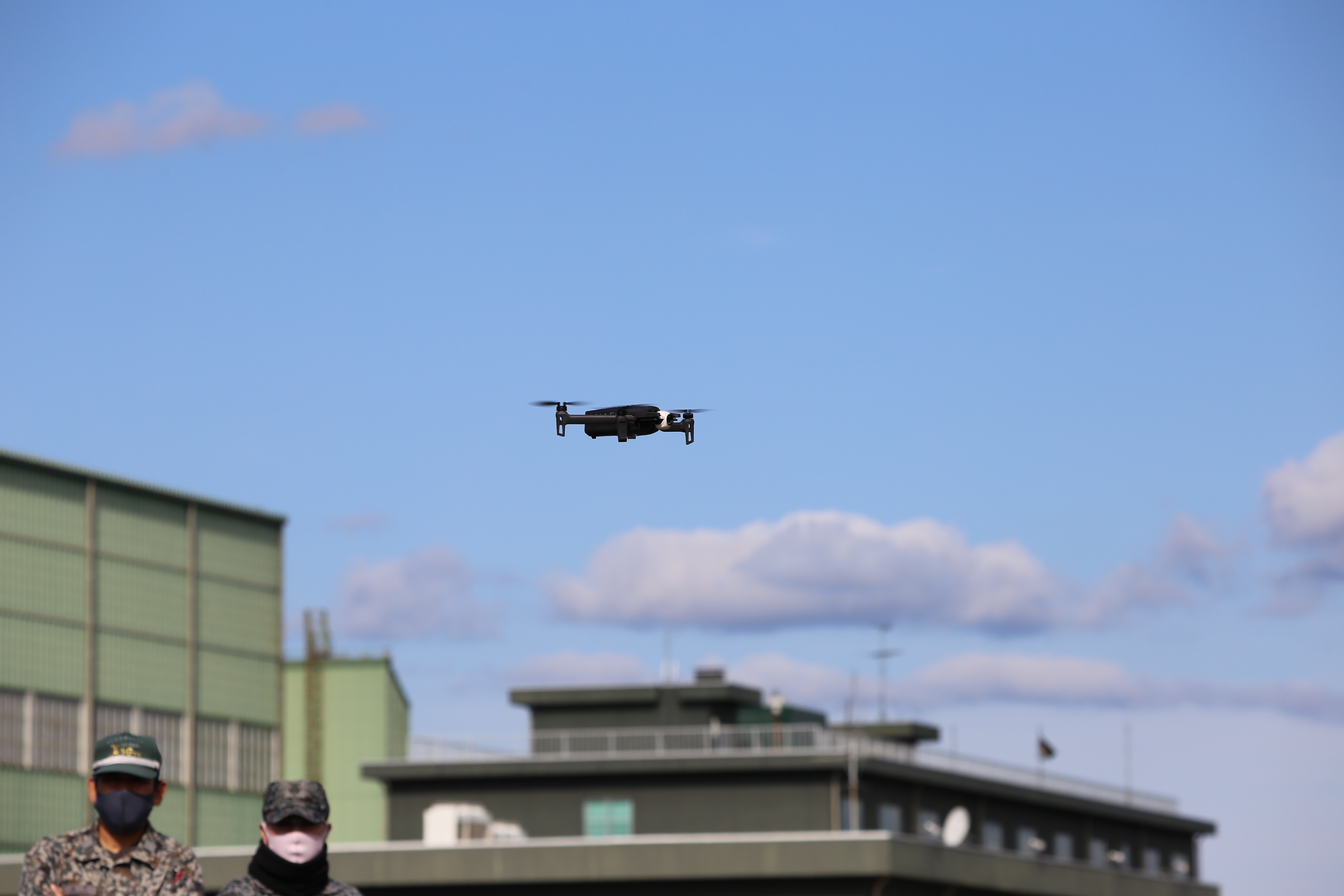 静岡県警察の協力を得て、小型無人機（ドローン等）の飛行検証を実地に行いました。