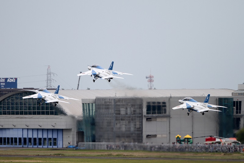 離陸するブルーインパルス