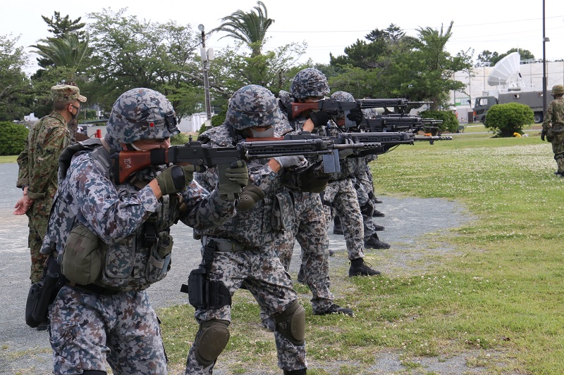 小銃を構える隊員