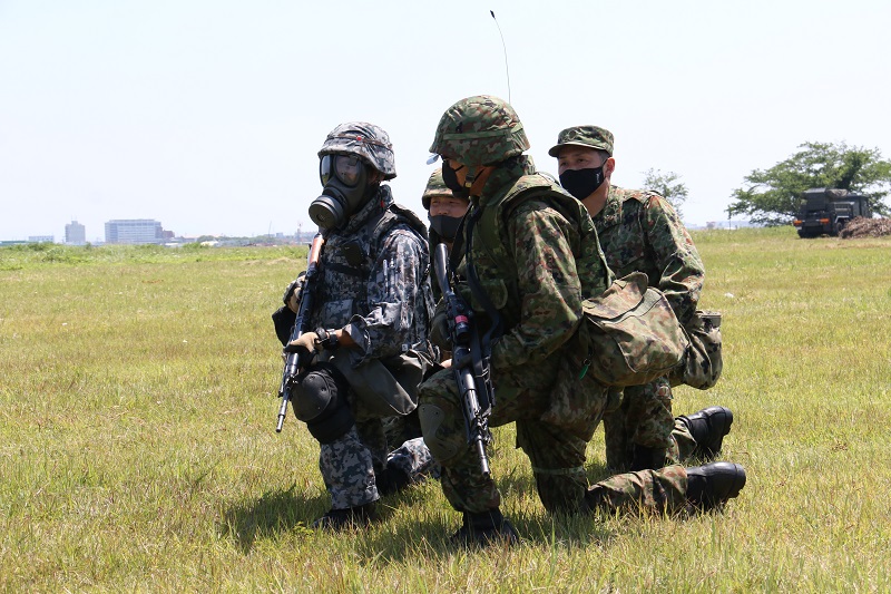 陸上自衛官と協力