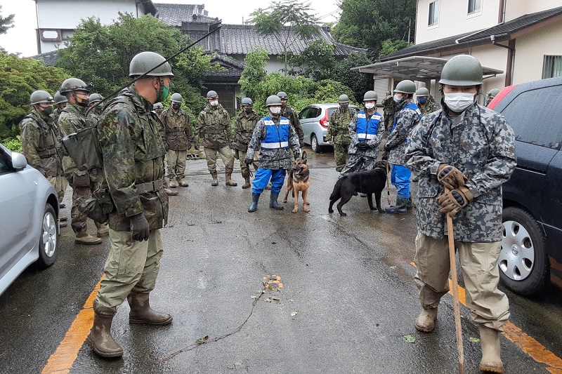 被災地に到着したアナとジャッキー
