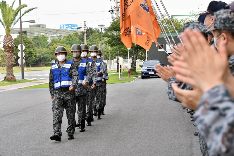 見送られる隊員
