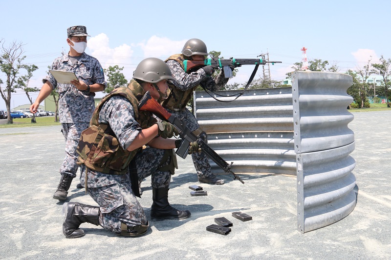 仮想の敵に銃を向ける隊員