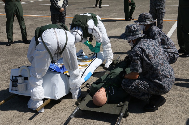 コロナ感染者の空輸準備