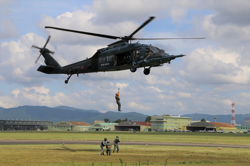 UH-60Jでの吊り上げ訓練