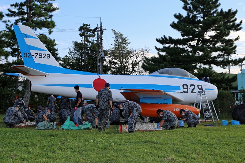 F-86F付近の環境整備を実施する隊員