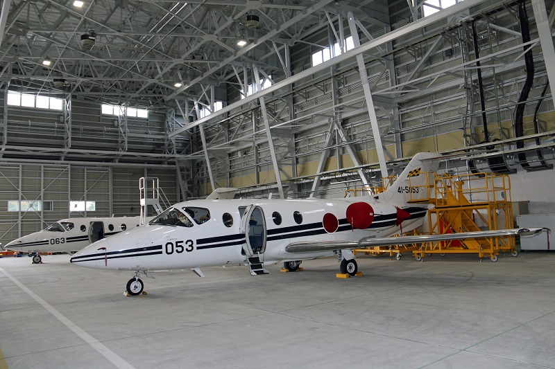 格納庫内のT-400航空機