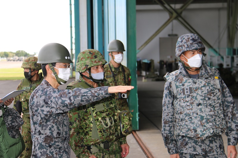 訓練視察される中空司令官