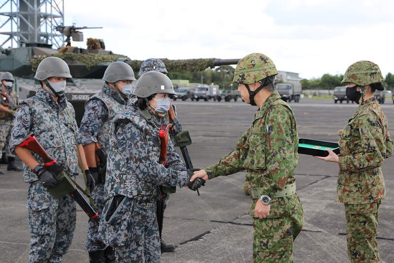 激励する基地司令