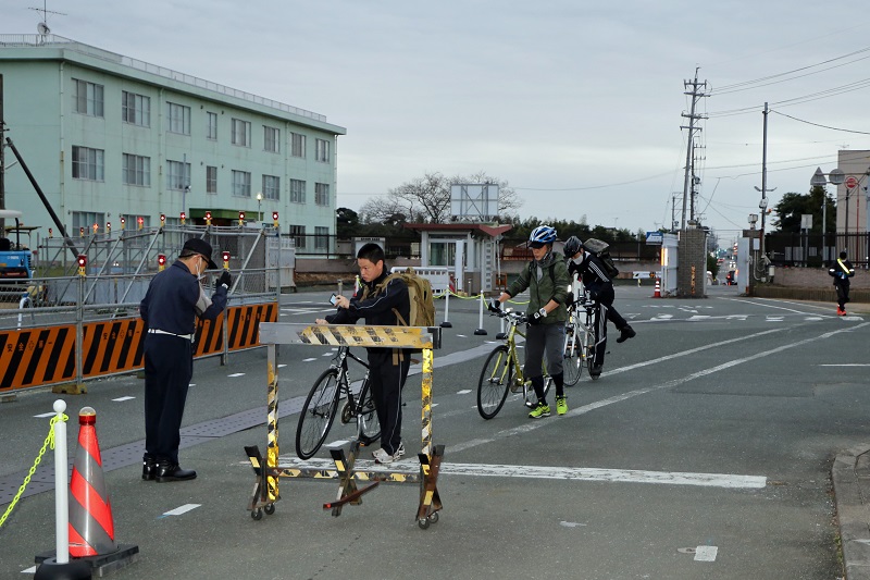 徒歩で出勤する隊員