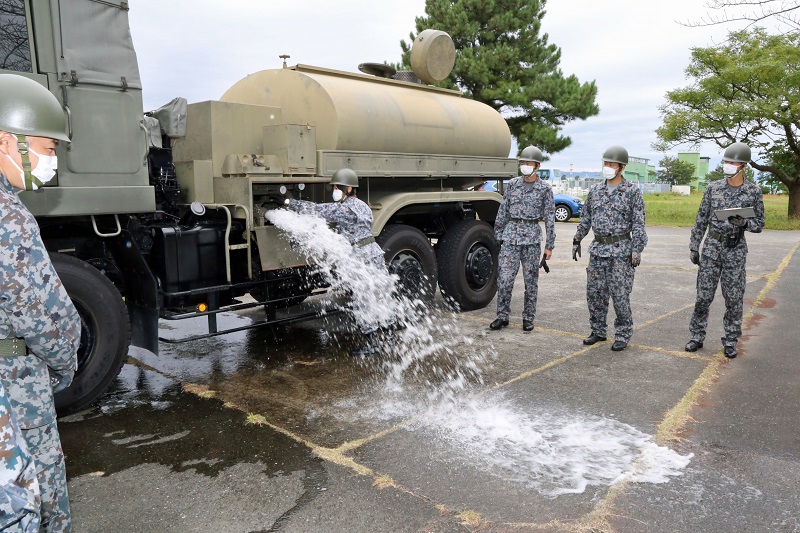 給水車を操作する隊員