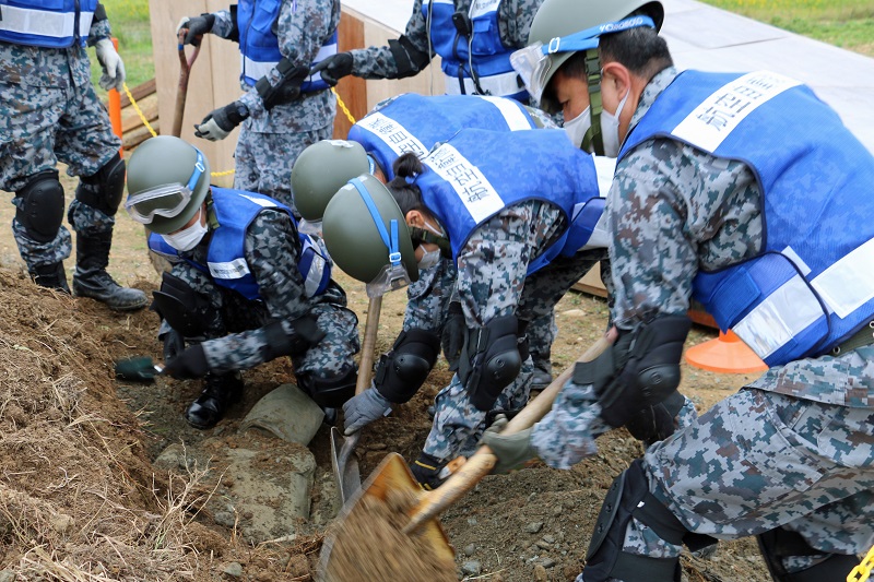 土砂から救出する隊員