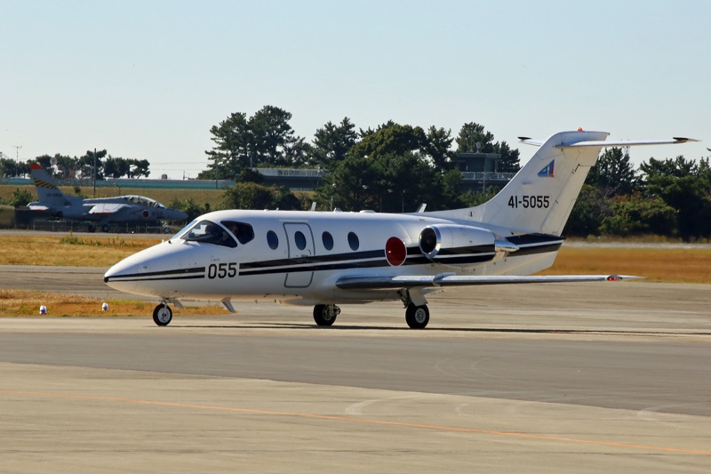 着陸するT-400航空機