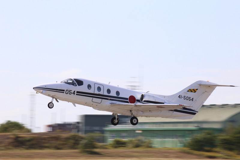 飛び立つT-400航空機の画像