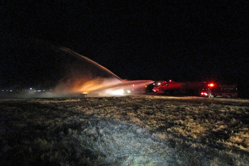 消防車による放水の画像