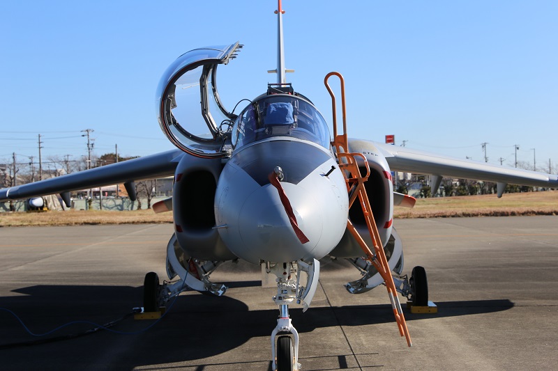 正面から見るT-4