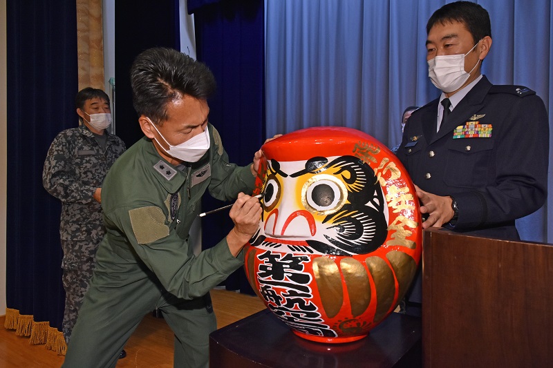 達磨の開眼をする1空団司令