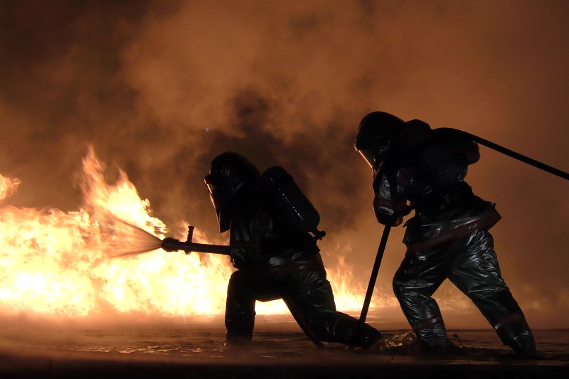 消火活動を行っている隊員の画像