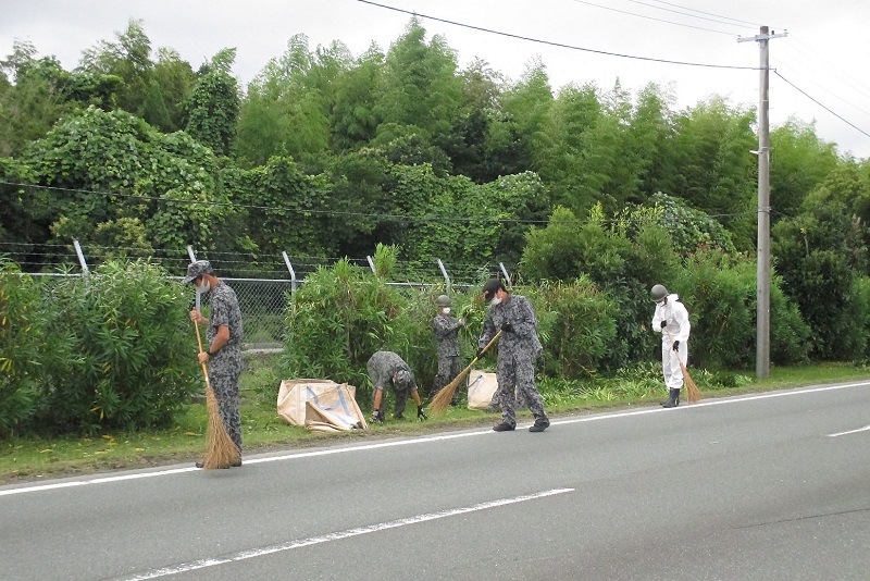 外柵沿いを清掃する隊員の画像