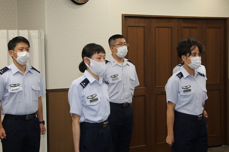 第１航空団司令の講話に耳を傾ける学生の画像