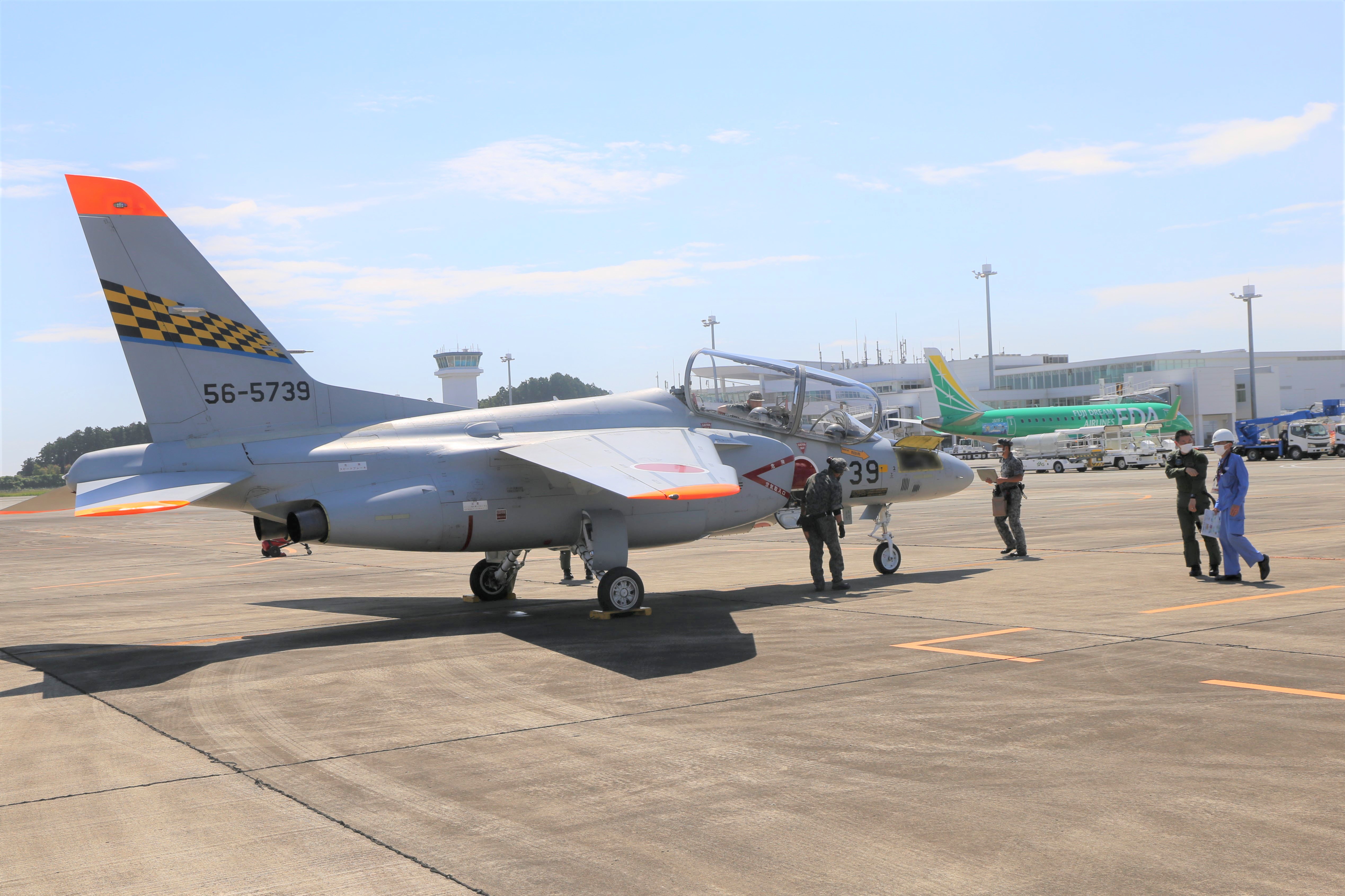 富士山静岡空港に駐機しているＴ－４の画像