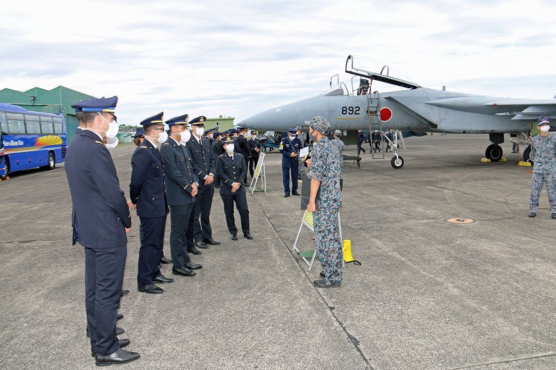 Ｔ－４とイタリア空軍参謀長の画像